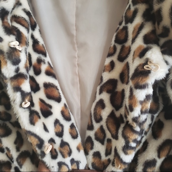 ♻️Wet Seal Faux Fur Leopard Print Crop Top Jacket/Vest size Small - Picture 6 of 13